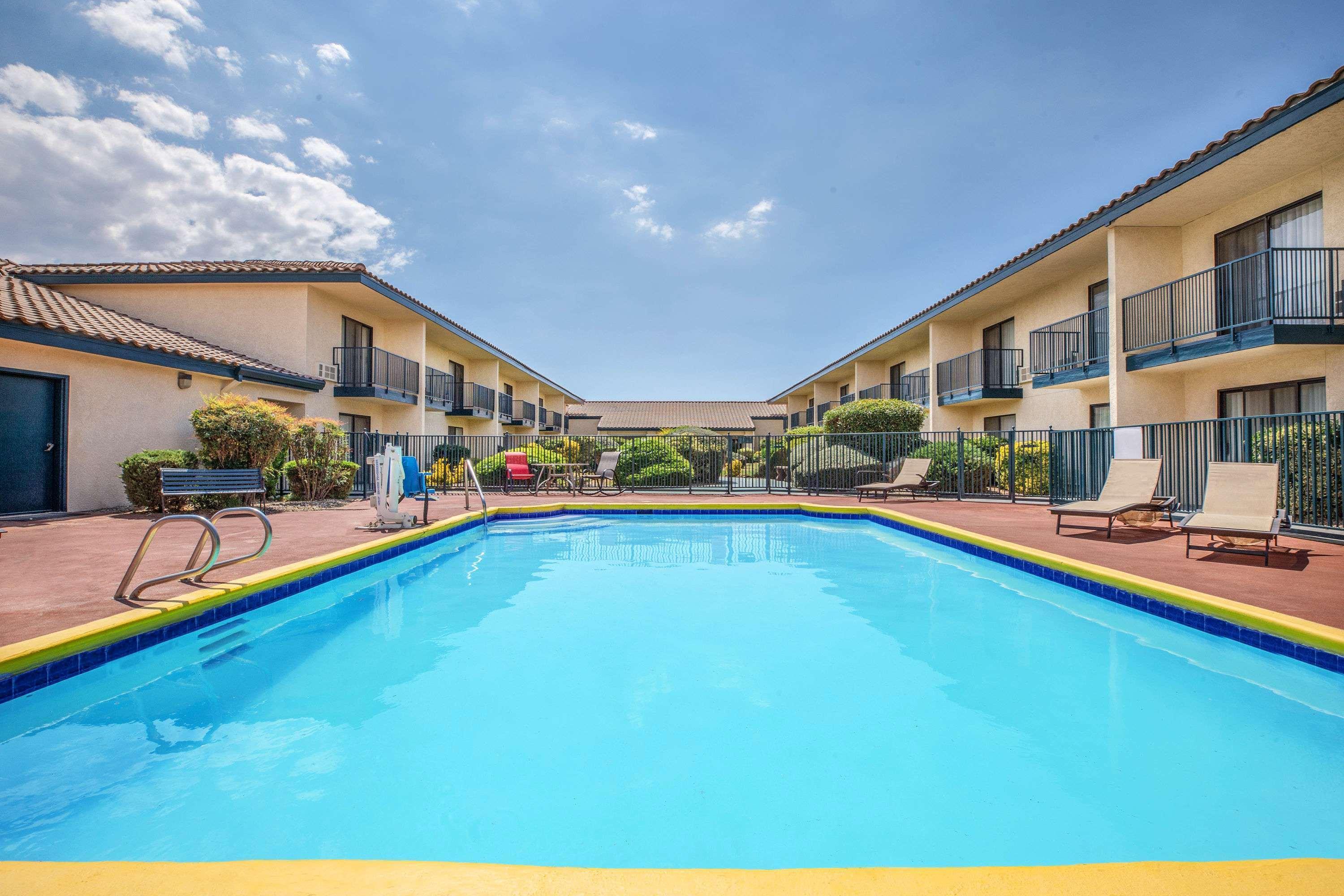 Baymont By Wyndham Tehachapi Hotel Exterior photo